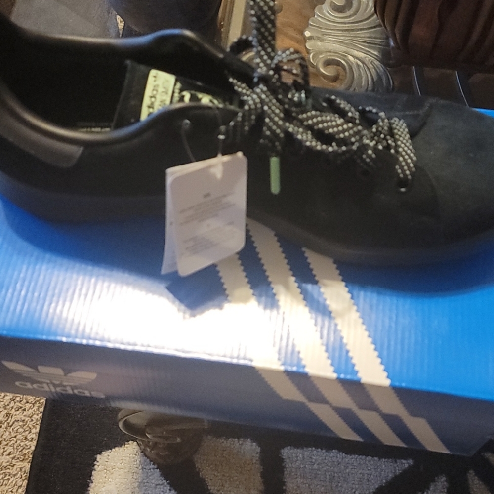 Tennis shoes